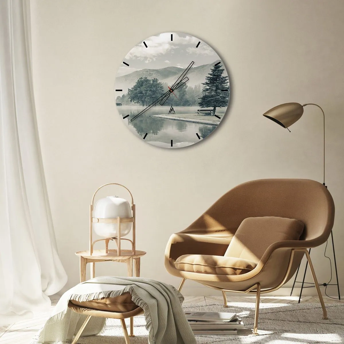 Vægur, Uret - Morgentåge over en stille sø blandt bjergene - 30x30cm - Søen sover stadig - Moderne vægdekoration til stue, køkken og soveværelse ARTTOR