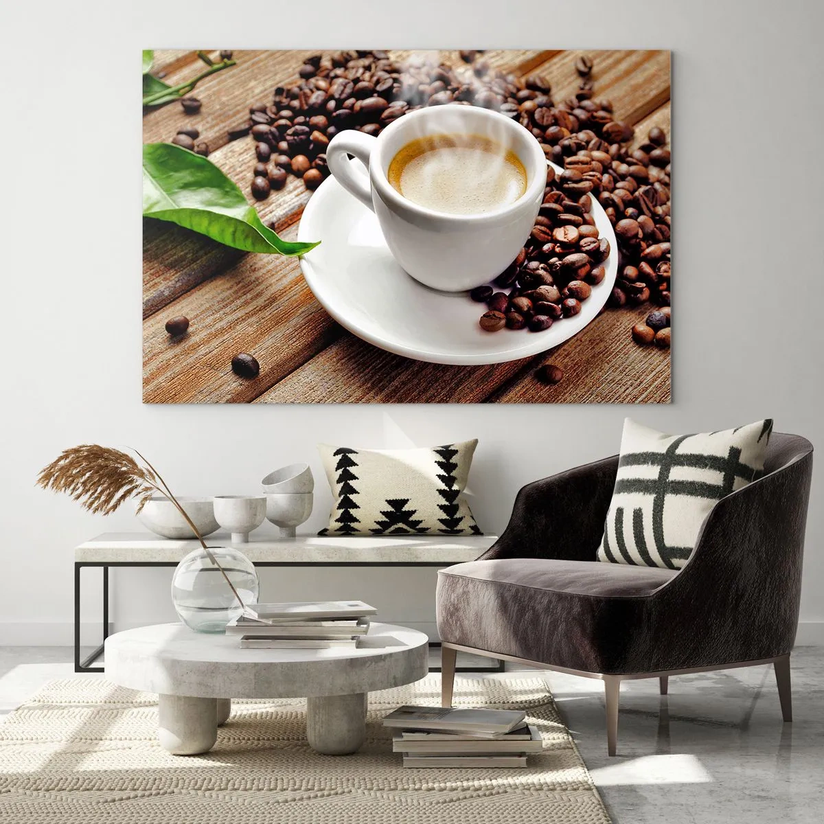 Billede på glas - En kop kaffe omgivet af bønner på et træbord - 70x50cm - Kaffe på bænken - Moderne vægdekoration til stue og soveværelse ARTTOR