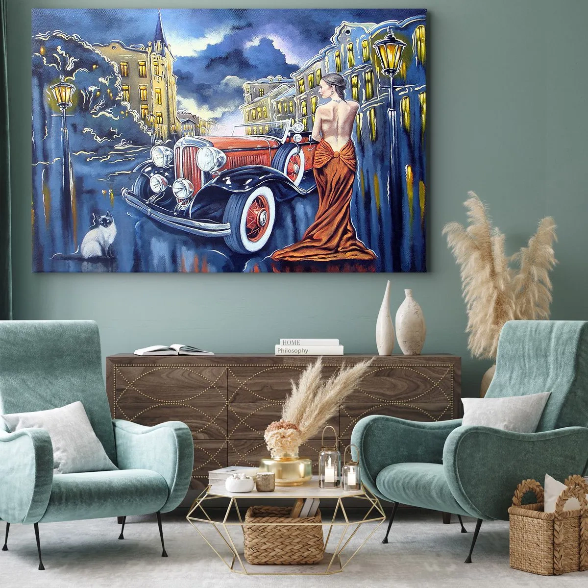 Lærredstryk - Billede på lærred - En kvinde i en elegant kjole ved en retrobil om natten - 70x50cm - Nocturne i blå og koral - Moderne vægdekoration til stue og soveværelse ARTTOR