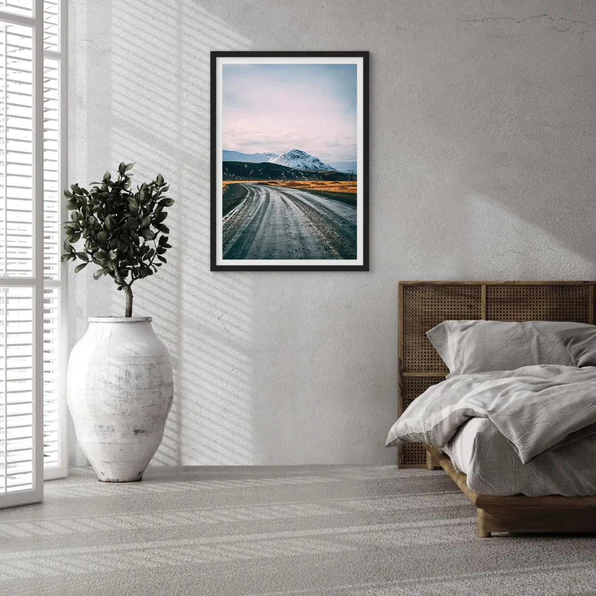 Plakat i sort ramme - En vej, der fører mod de snedækkede bjerge - 50x70cm - I en islandsk atmosfære - Moderne vægdekoration til stue og soveværelse ARTTOR