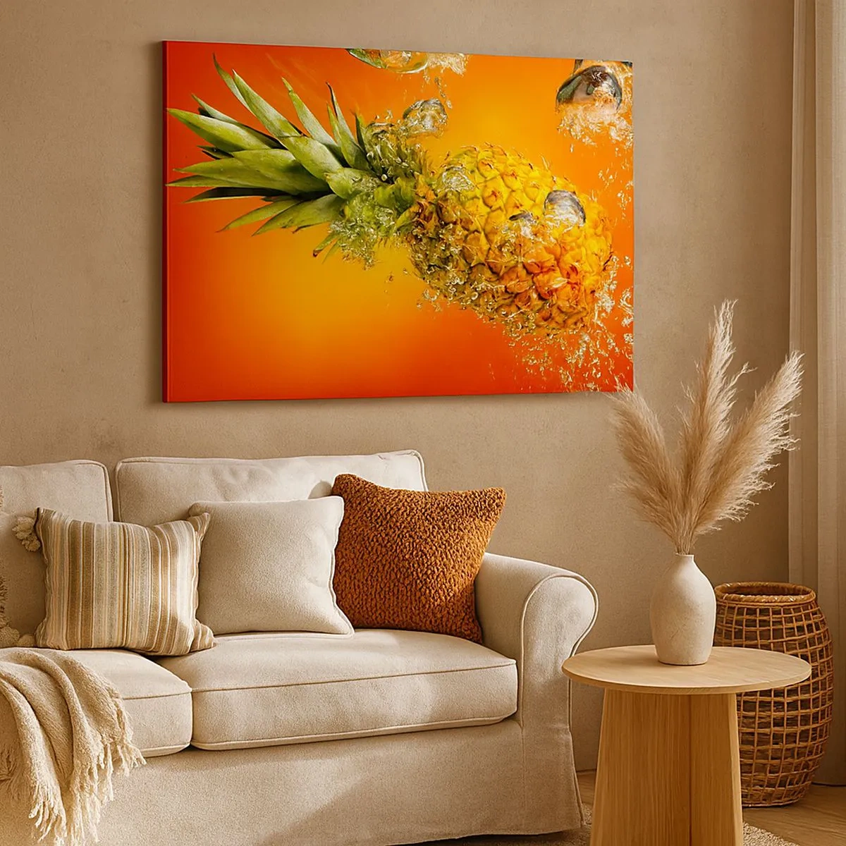 Lærredstryk - Billede på lærred - En ananas nedsænket i vand mod en orange gradient baggrund. - 70x50cm - Tropisk saftig friskhed - Moderne vægdekoration til stue og soveværelse ARTTOR