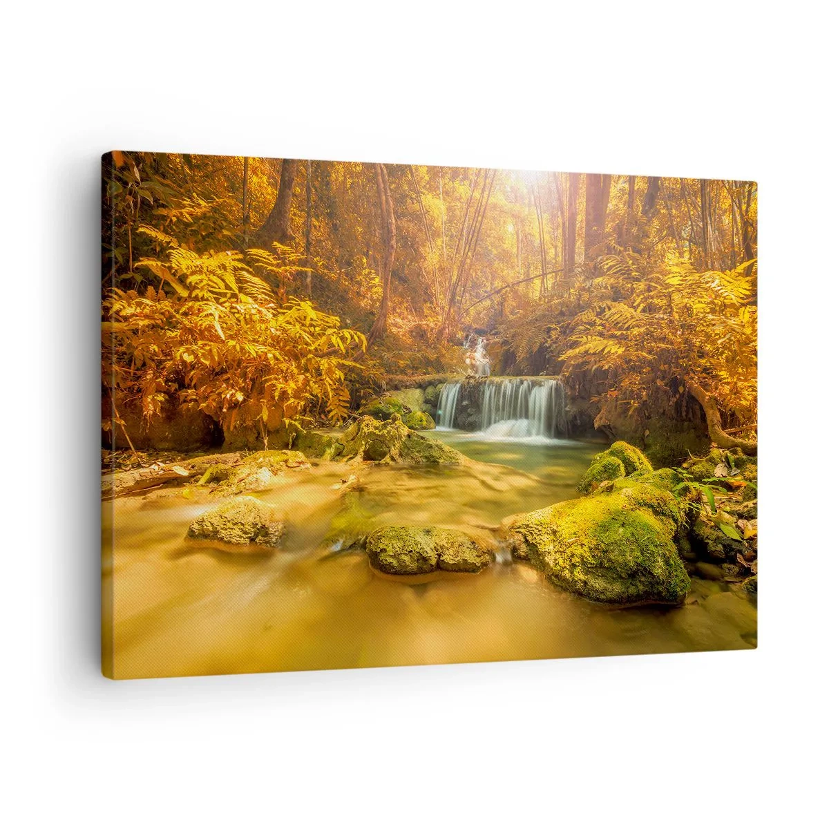 Lærredstryk - Billede på lærred - Et gyldent vandfald i en efterårsskov omgivet af grønne områder - 70x50cm - Skovkaskade i guld - Moderne vægdekoration til stue og soveværelse ARTTOR