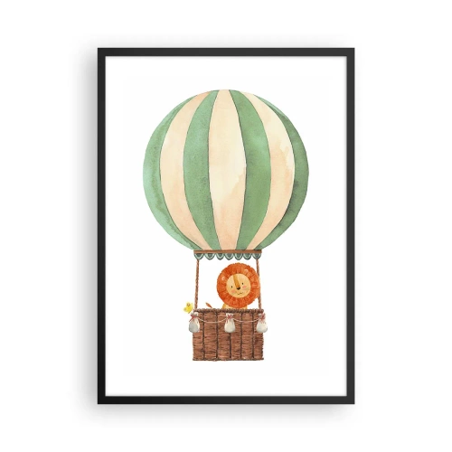 Plakat i sort ramme - En smuk akvarelillustration af en løve, der rejser i en varmluftballon på en hvid baggrund. - 50x70cm - Leons rejser - Moderne vægdekoration til stue og soveværelse ARTTOR