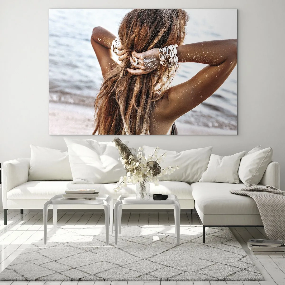 Billede på glas - En kvinde med langt hår på stranden, omgivet af muslingeskaller og sand. - 70x50cm - Søster af vand og solskin - Moderne vægdekoration til stue og soveværelse ARTTOR