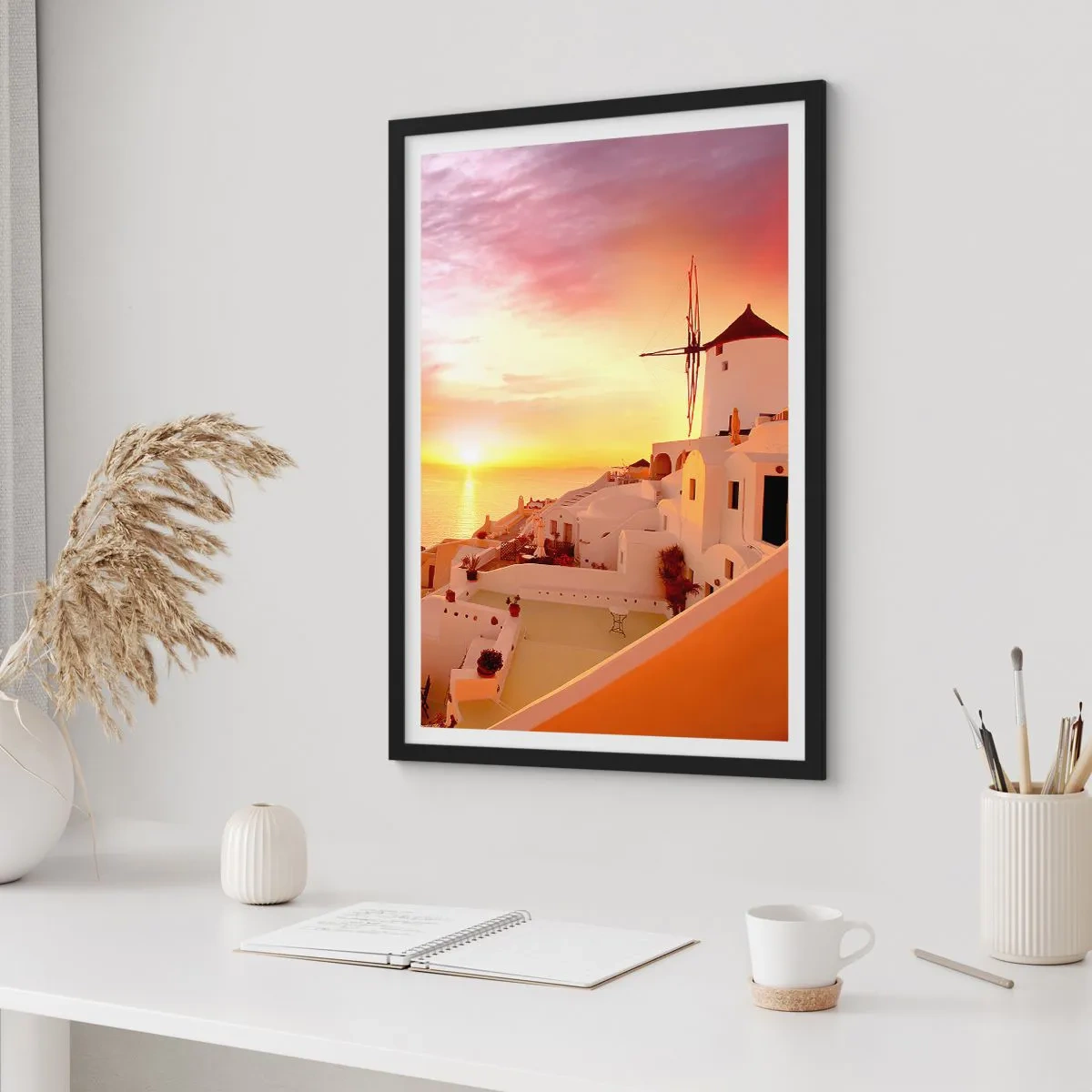 Plakat i sort ramme - En malerisk solnedgang i en græsk by - 50x70cm - Opløses i hvidt og guld - Moderne vægdekoration til stue og soveværelse ARTTOR
