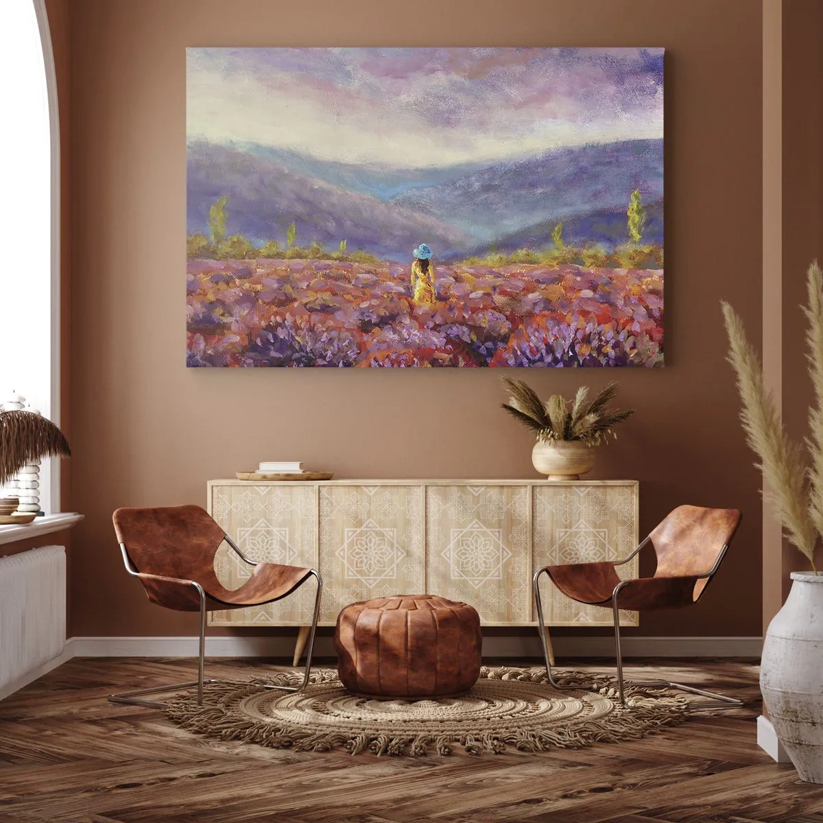Lærredstryk - Billede på lærred - En kvinde med hat går gennem en lavendelmark. - 70x50cm - I en verden af lavendel - Moderne vægdekoration til stue og soveværelse ARTTOR