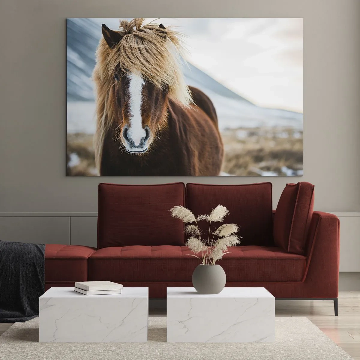 Billede på glas - En hest mod et bjerglandskab om vinteren - 70x50cm - Kan du mærke friheden? - Moderne vægdekoration til stue og soveværelse ARTTOR