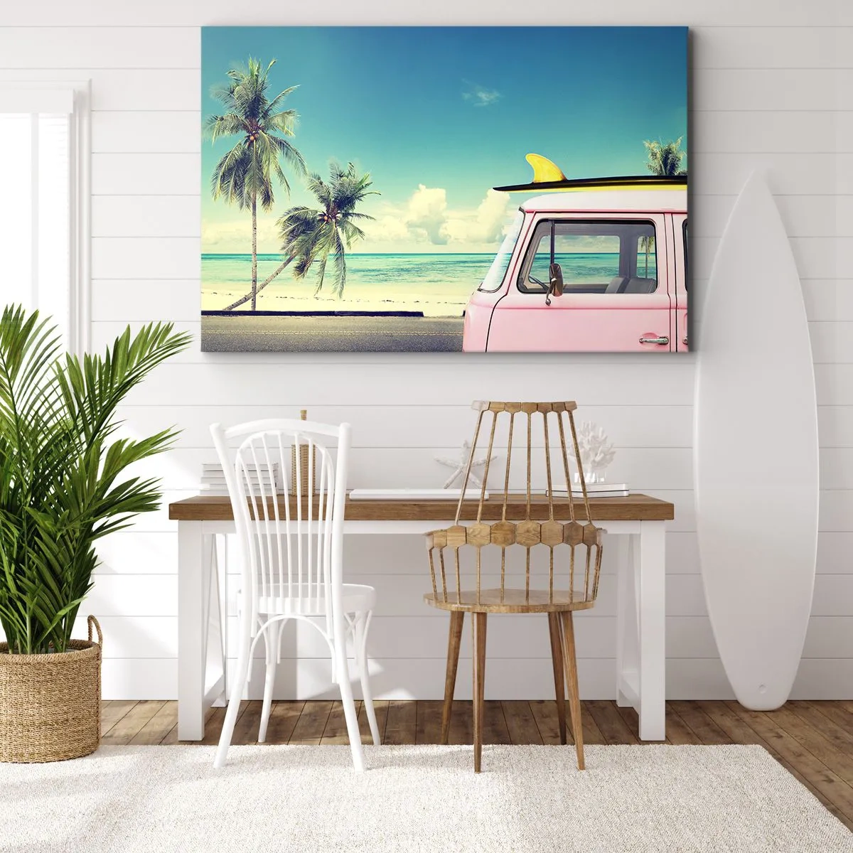 Lærredstryk - Billede på lærred - En lyserød varevogn med et surfbræt mod en tropisk strand. - 70x50cm - Ferietid til at starte - Moderne vægdekoration til stue og soveværelse ARTTOR