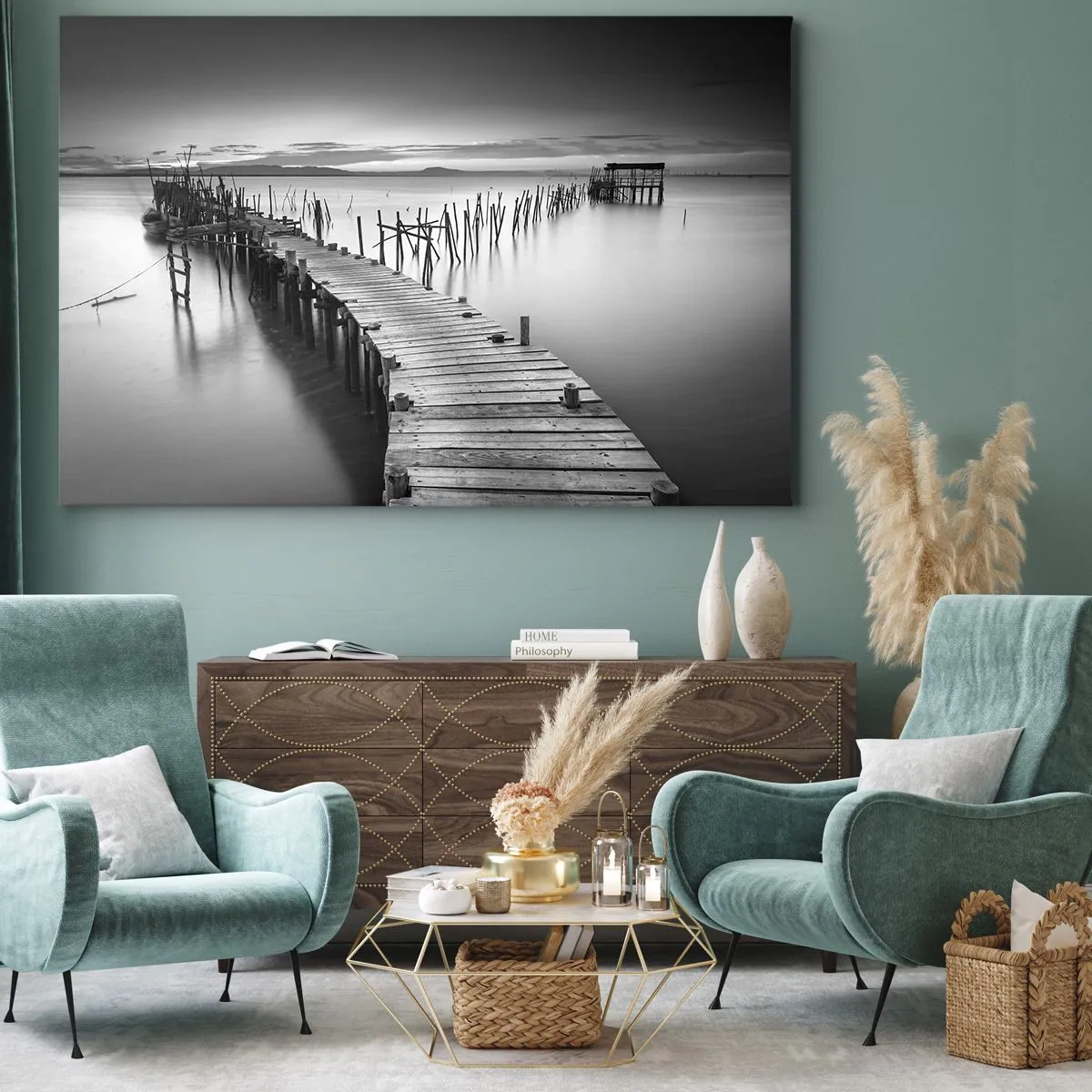 Lærredstryk - Billede på lærred - En træbro ved en rolig sø i grå nuancer - 70x50cm - Stilheden fra en glemt kyst - Moderne vægdekoration til stue og soveværelse ARTTOR