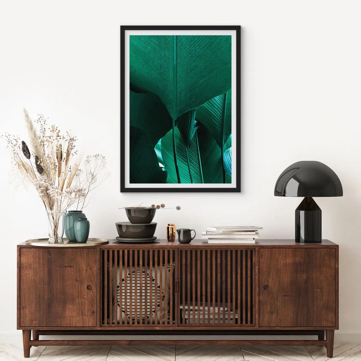 Plakat i sort ramme - Nærbillede af store grønne blade, der viser struktur og tekstur. - 50x70cm - Mod lyset - Moderne vægdekoration til stue og soveværelse ARTTOR