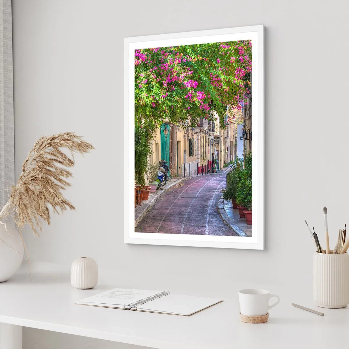 Plakat i hvid ramme - En blomstrende gyde - 50x70 cm