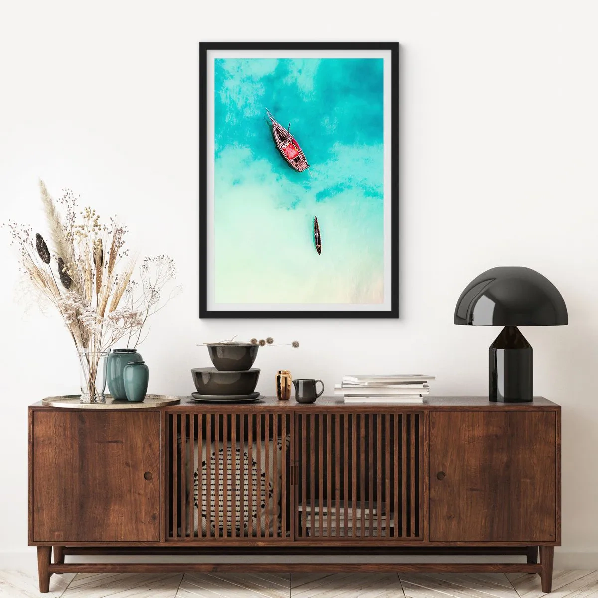 Plakat i sort ramme - Både på turkisblåt vand set fra fugleperspektiv - 50x70cm - For på Zanzibars strande, når det overskydende vand... - Moderne vægdekoration til stue og soveværelse ARTTOR