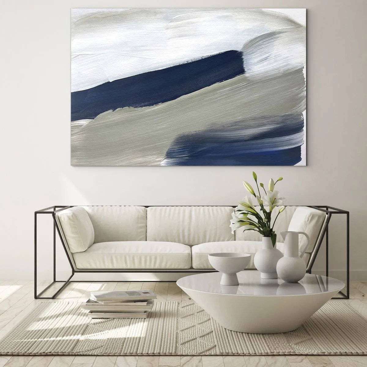 Billede på glas - Minimalistisk abstraktion med dynamiske strøg i hvid, marineblå og grå. - 70x50cm - Møde med det hvide - Moderne vægdekoration til stue og soveværelse ARTTOR