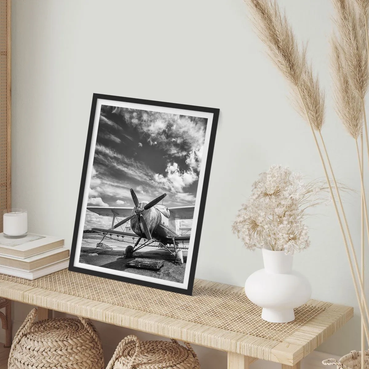 Plakat i sort ramme - Sort-hvidt foto af et retrofly mod himlen - 50x70cm - Jeg kan ikke vente! - Moderne vægdekoration til stue og soveværelse ARTTOR