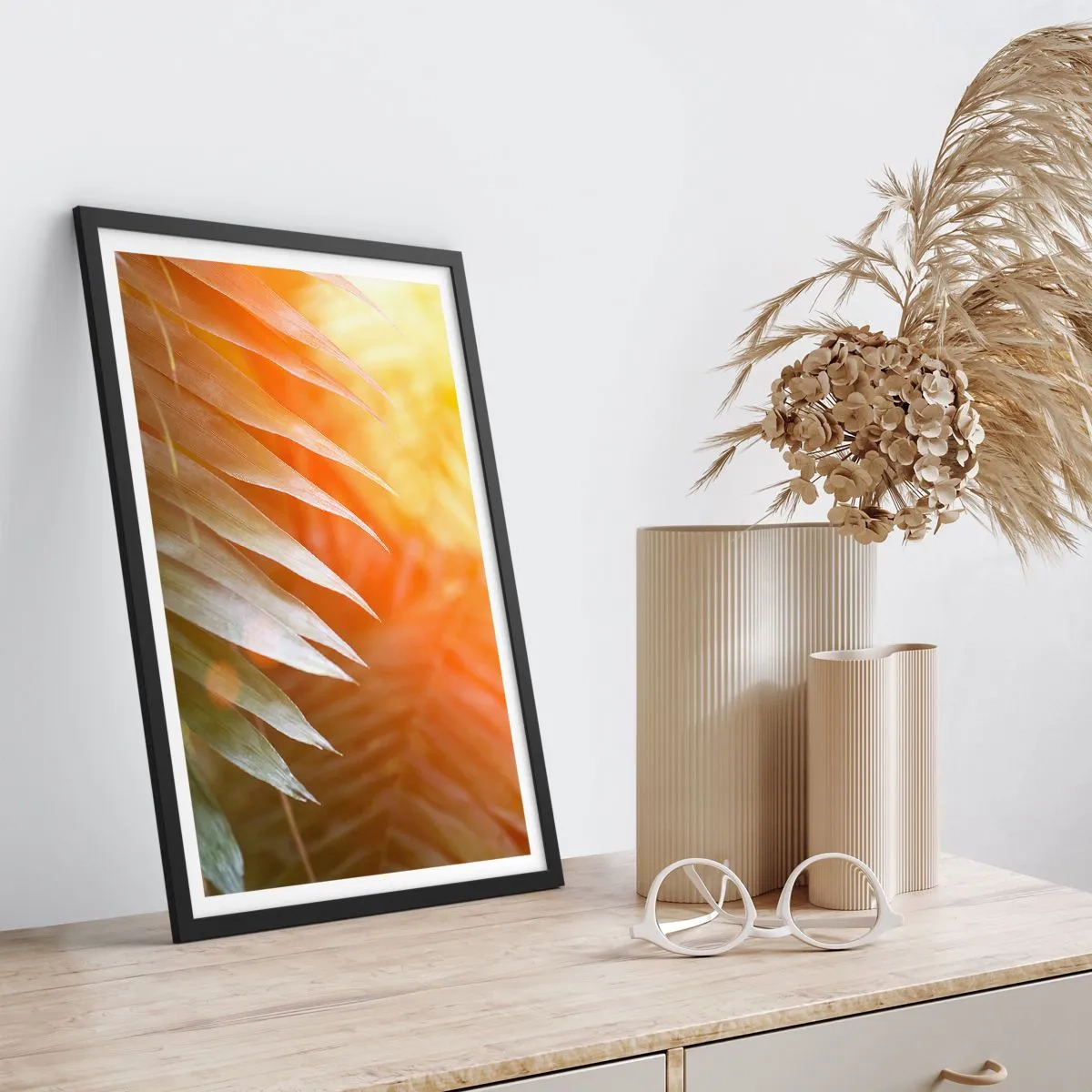 Plakat i sort ramme - Palmeblade i lyset af den nedgående sol - 50x70cm - Morgen i junglen - Moderne vægdekoration til stue og soveværelse ARTTOR