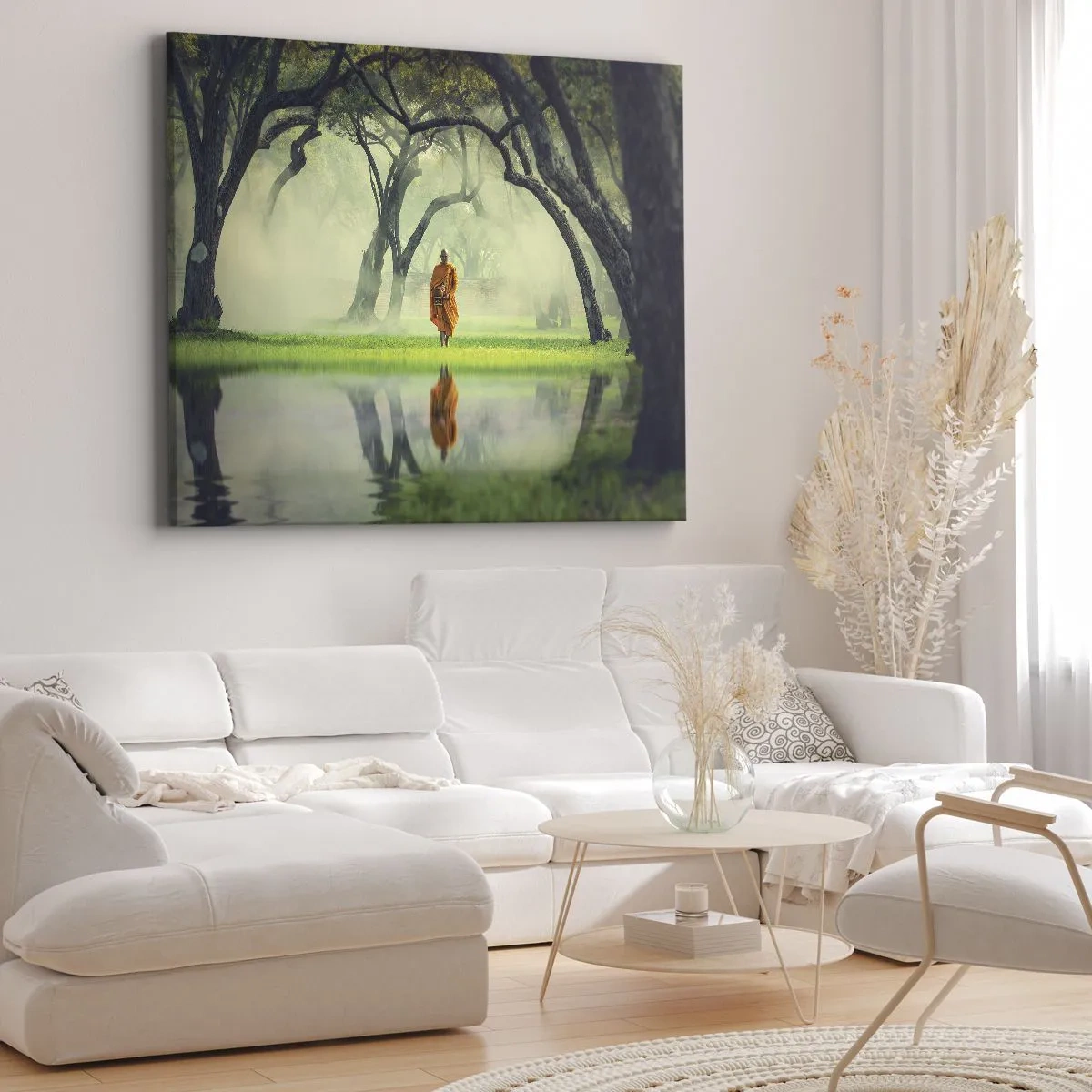 Lærredstryk - Billede på lærred - En munk i en orange kåbe i en skov med en tåget baggrund og spejling i vandet. - 70x50cm - På vej mod oplysning - Moderne vægdekoration til stue og soveværelse ARTTOR