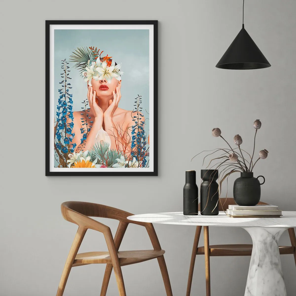 Plakat i sort ramme - En kvinde omgivet af blomster i en surrealistisk komposition - 50x70cm - Kvinde blomst - Moderne vægdekoration til stue og soveværelse ARTTOR