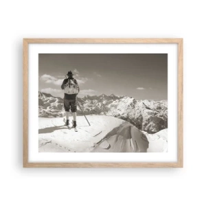 Plakat i ramme af lyst egetræ - Og bjergene er de samme - 50x40 cm