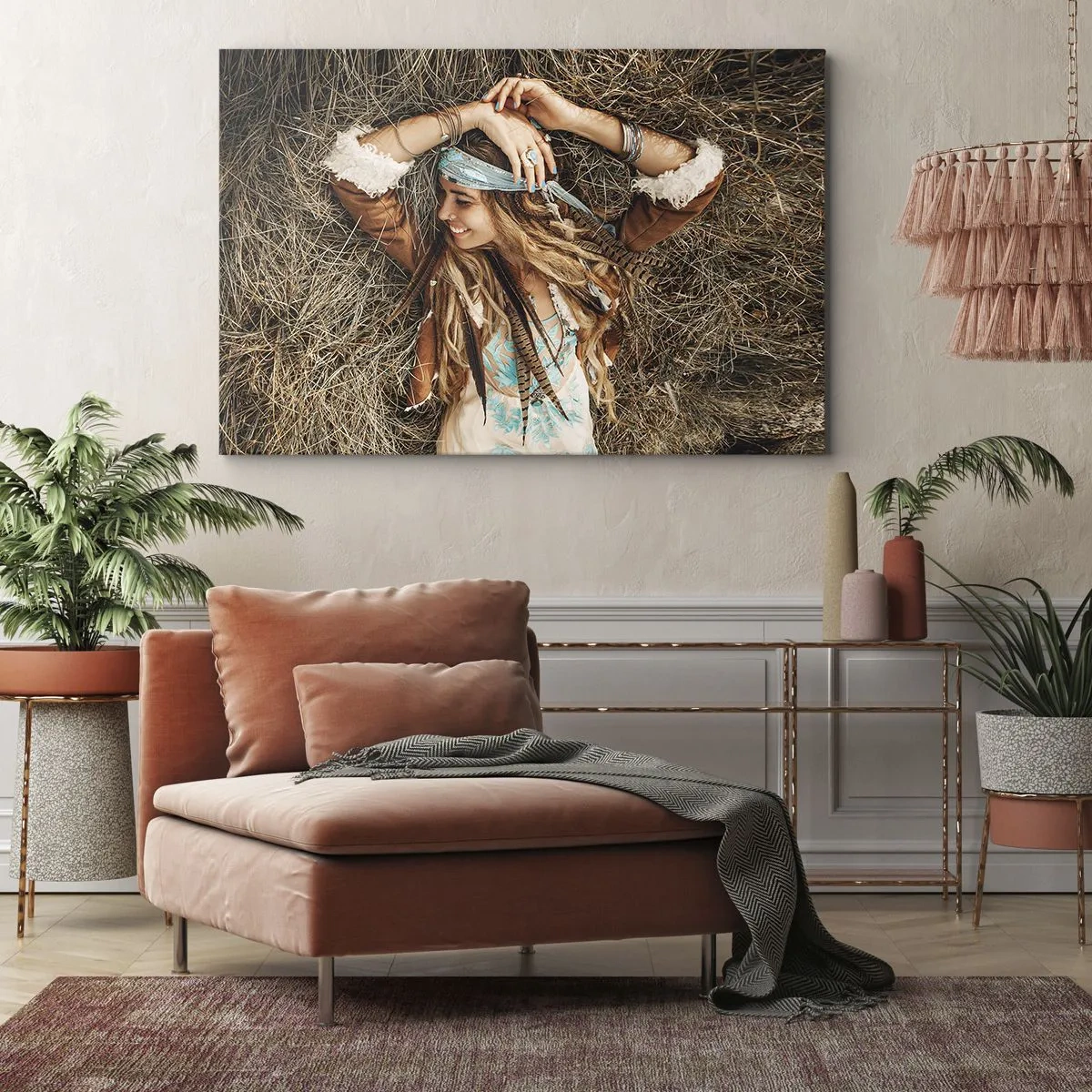 Lærredstryk - Billede på lærred - Boho-stil kvinde liggende på hø - 70x50cm - På vej til kærlighedens sommer - Moderne vægdekoration til stue og soveværelse ARTTOR