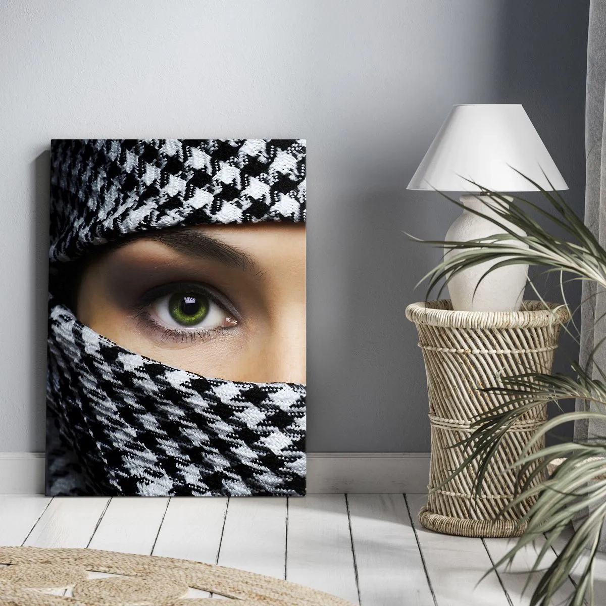 Lærredstryk - Billede på lærred - Et portræt af en sur grønøjede skønhed med grønne øjne - 65x120 cm