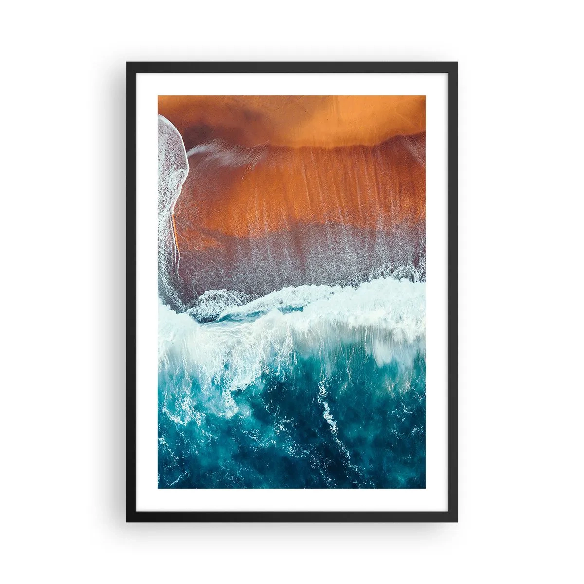 Plakat i sort ramme - Havbølger, der slår mod kysten med varmt farvet sand - 50x70cm - Et strejf af havet - Moderne vægdekoration til stue og soveværelse ARTTOR
