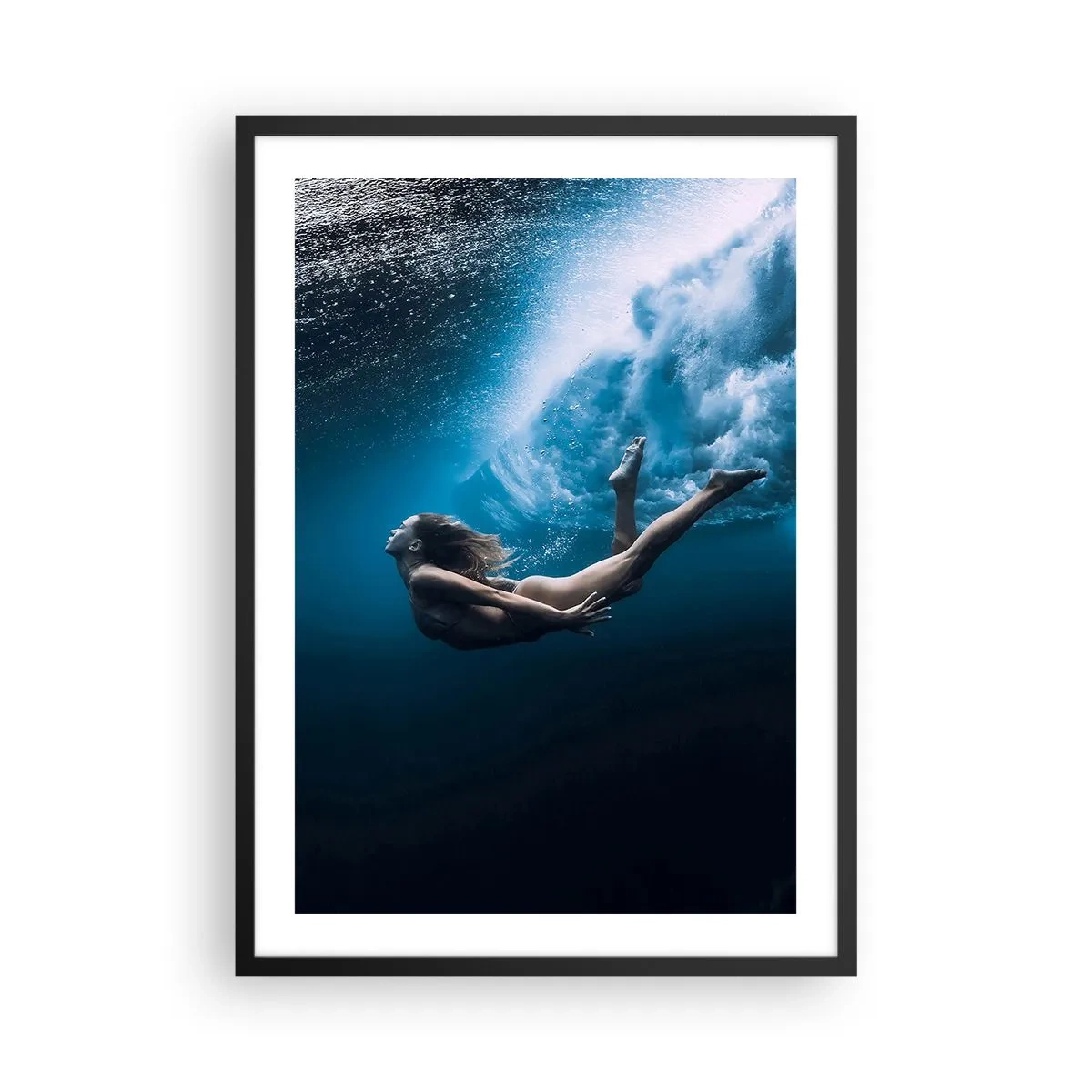 Plakat i sort ramme - En kvinde svømmer under vandet omgivet af bobler og bølger. - 50x70cm - Den moderne havfrue - Moderne vægdekoration til stue og soveværelse ARTTOR