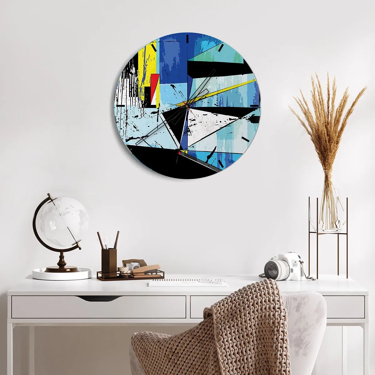 Vægur, Uret - Geometrisk abstraktion i nuancer af blå og sort - 30x30cm - At se verden fra en ny vinkel... - Moderne vægdekoration til stue, køkken og soveværelse ARTTOR