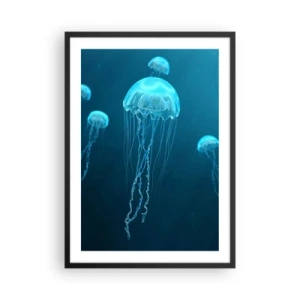 Plakat i sort ramme - Vandmænd flyder i det blå havvand - 50x70cm - Havets dans - Moderne vægdekoration til stue og soveværelse ARTTOR