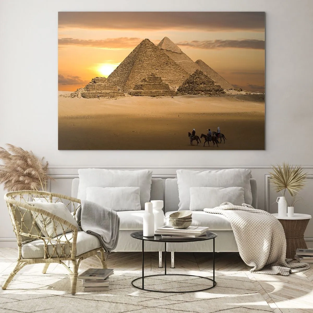 Billede på glas - Pyramiderne i Giza ved solnedgang med ryttere på heste - 70x50cm - Uændret i tusindvis af år - Moderne vægdekoration til stue og soveværelse ARTTOR