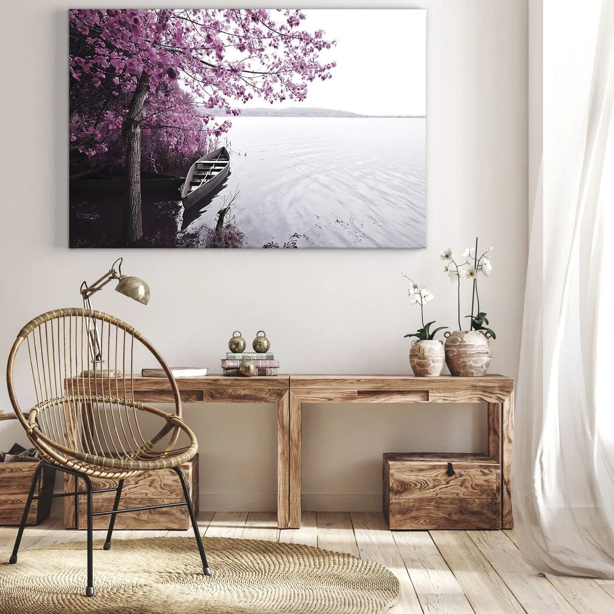 Lærredstryk - Billede på lærred - En båd ved bredden af en sø blandt lyserøde træer - 70x50cm - I lyserød stilhed - Moderne vægdekoration til stue og soveværelse ARTTOR
