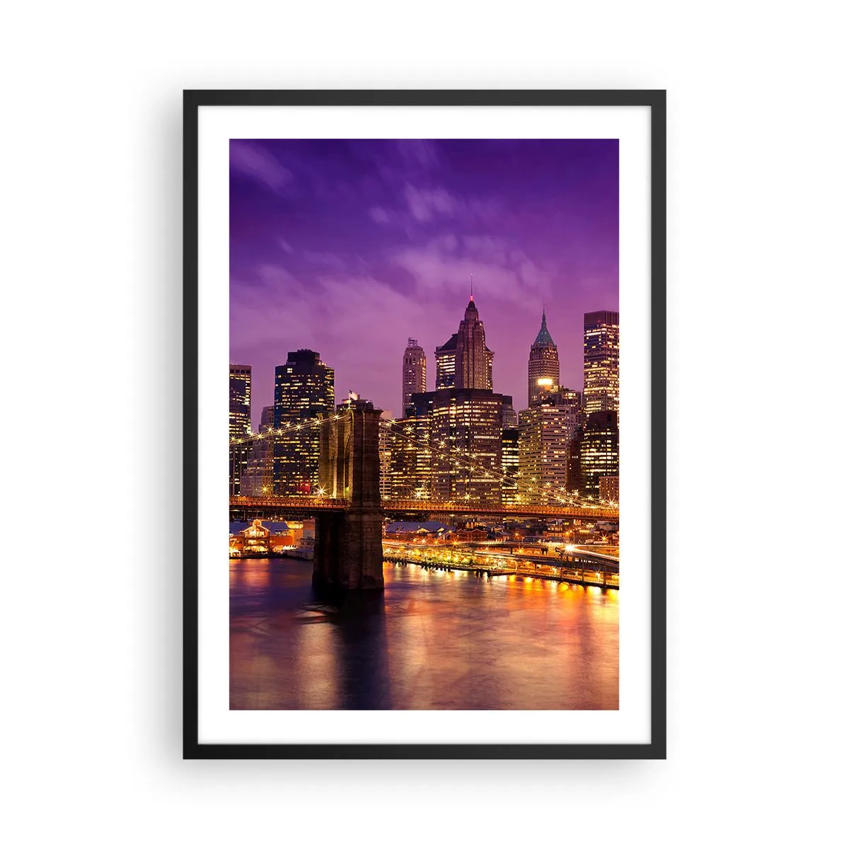 Plakat i sort ramme - Natudsigt over Brooklyn Bridge og Manhattan i byens lys - 50x70cm - Lilla og gylden Manhattan - Moderne vægdekoration til stue og soveværelse ARTTOR