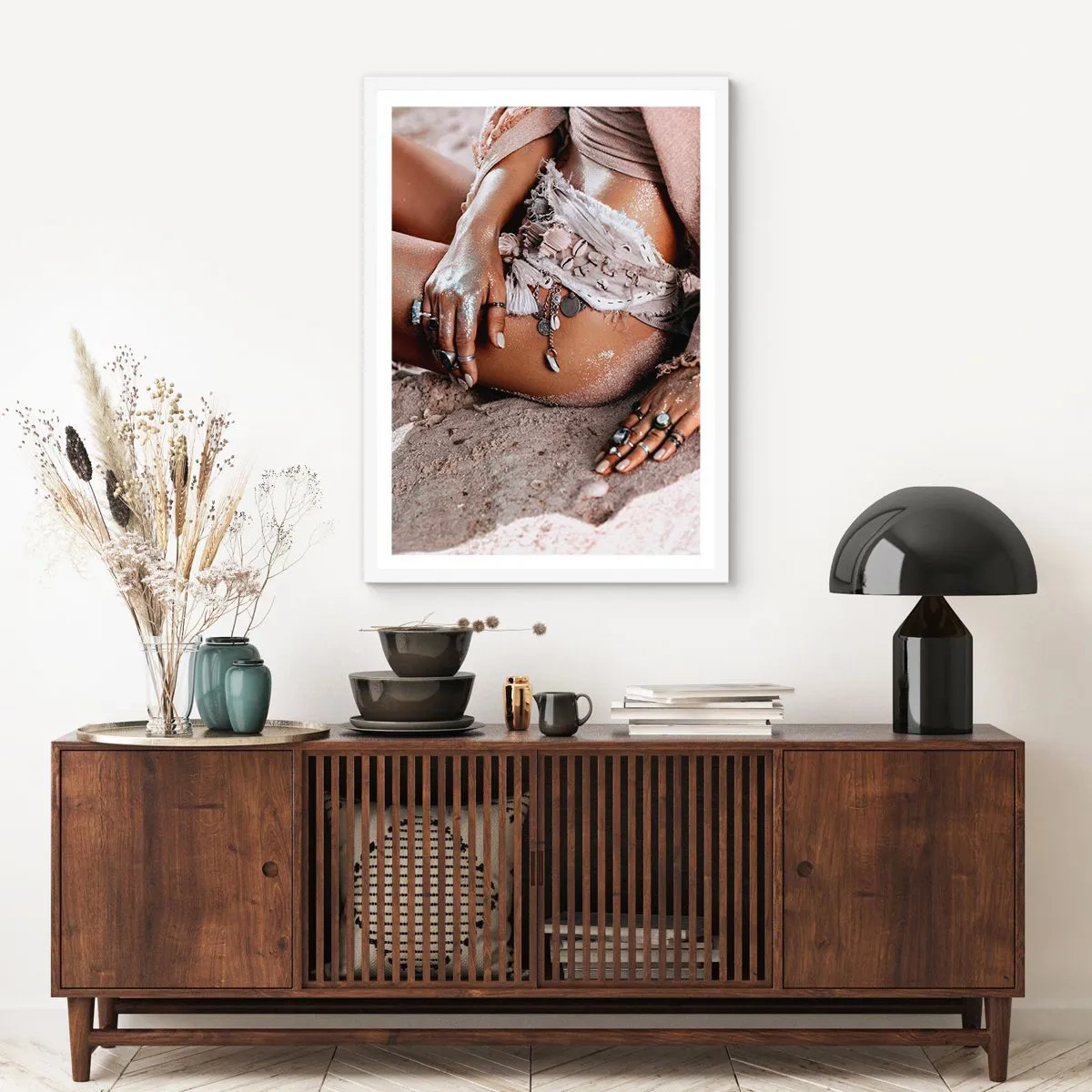 Plakat i hvid ramme - Kastet ud af bølgerne? - 61x91 cm