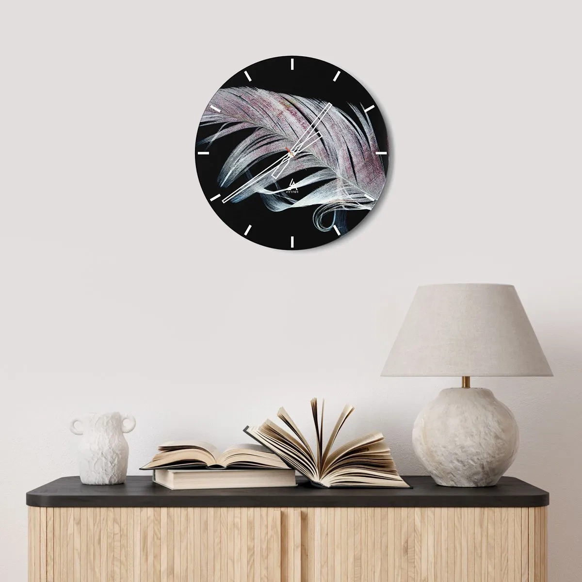 Vægur, Uret - En delikat fjer i pastelfarver på en sort baggrund - 30x30cm - Tænk om berøring - Moderne vægdekoration til stue, køkken og soveværelse ARTTOR
