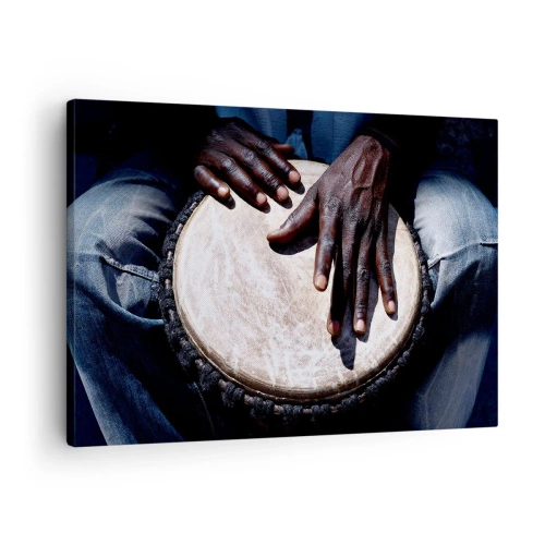 Lærredstryk - Billede på lærred - Hænder spiller på en djembe-tromme i en dynamisk komposition - 70x50cm - Lev i takt med din rytme - Moderne vægdekoration til stue og soveværelse ARTTOR
