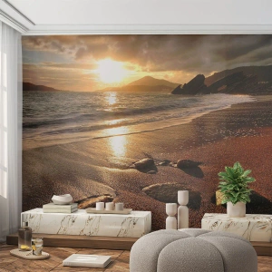 Fototapet Premium Sand - Følg solen til bjergene - Landskab, Hav, Solnedgang - 100x70 cm