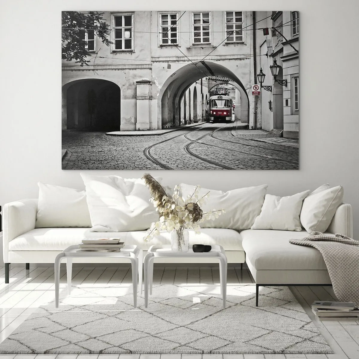 Billede på glas - Sort og hvid sporvogn i en gammel gade - 70x50cm - Gennem byens labyrint - Moderne vægdekoration til stue og soveværelse ARTTOR