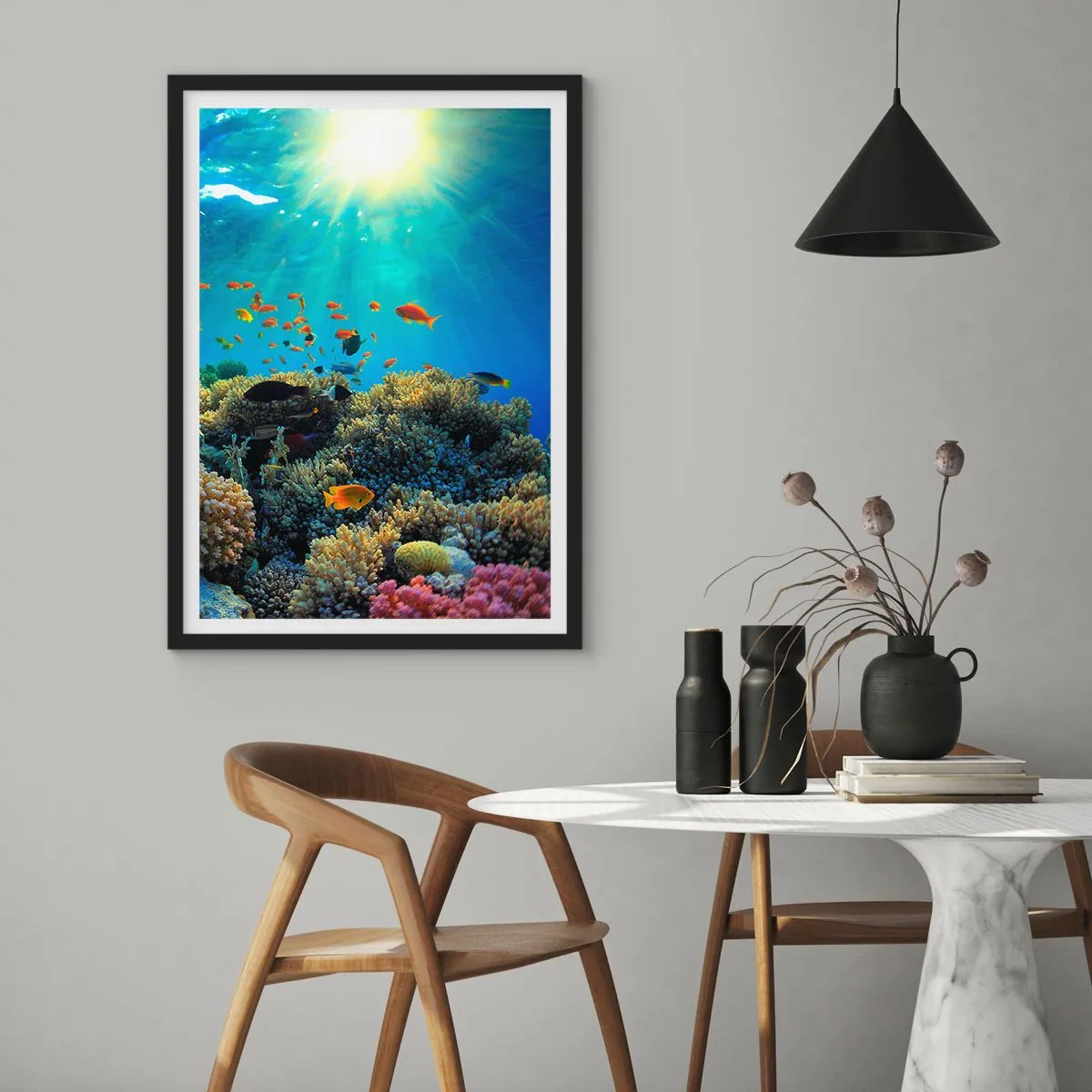 Plakat i sort ramme - Undervandslandskab med koralrev og farverige fisk - 50x70cm - Undervandsskatte - Moderne vægdekoration til stue og soveværelse ARTTOR