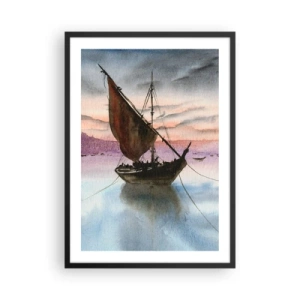 Plakat i sort ramme - Et sejlskib på roligt vand i solnedgangens lys - 50x70cm - Aften i havnen - Moderne vægdekoration til stue og soveværelse ARTTOR