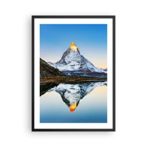 Plakat i sort ramme - Et bjerg med en snedækket top spejlet i en sø - 50x70cm - To verdener - Moderne vægdekoration til stue og soveværelse ARTTOR