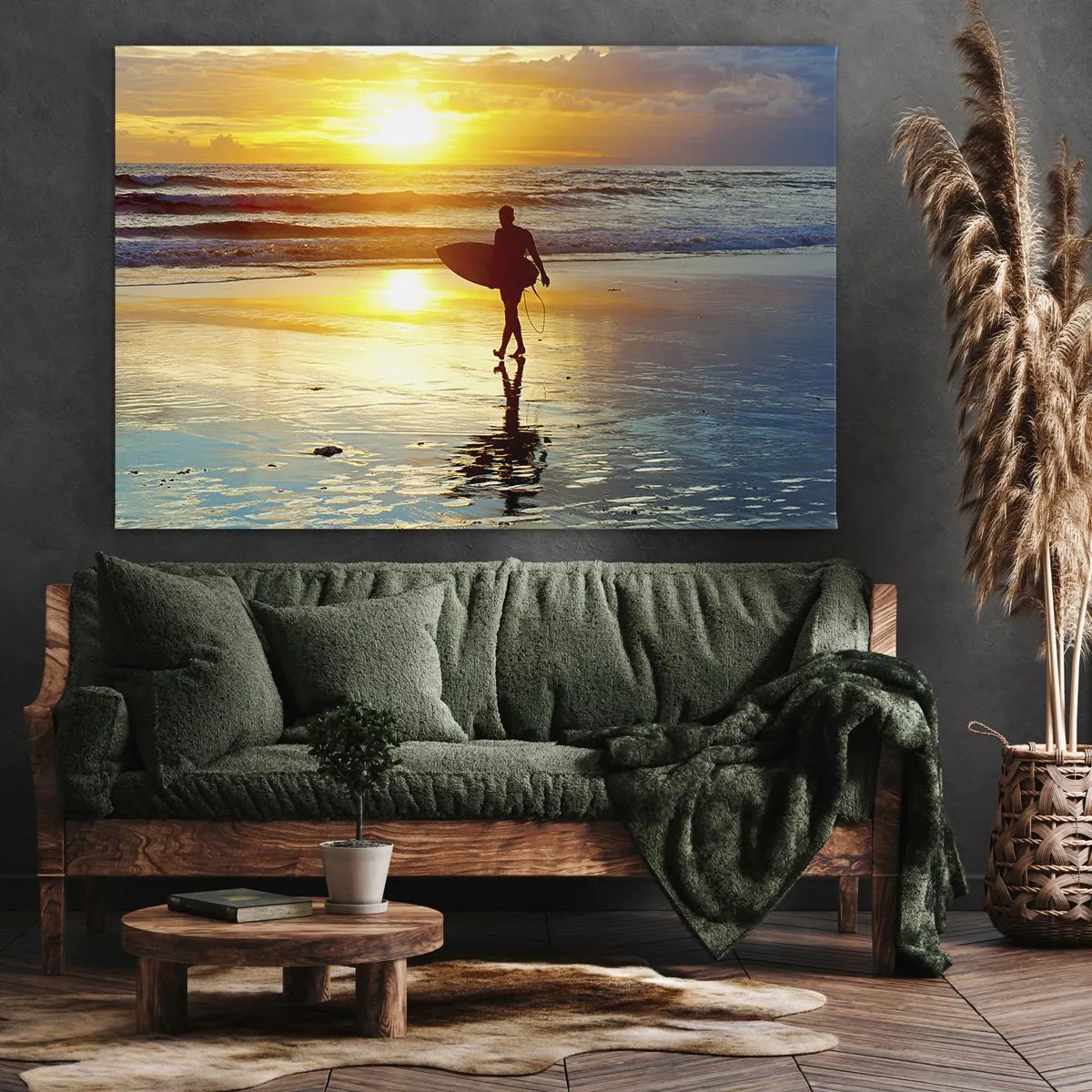 Lærredstryk - Billede på lærred - En surfer går på stranden ved solnedgang med et bræt i hånden. - 70x50cm - Krigerens tilbagevenden - Moderne vægdekoration til stue og soveværelse ARTTOR