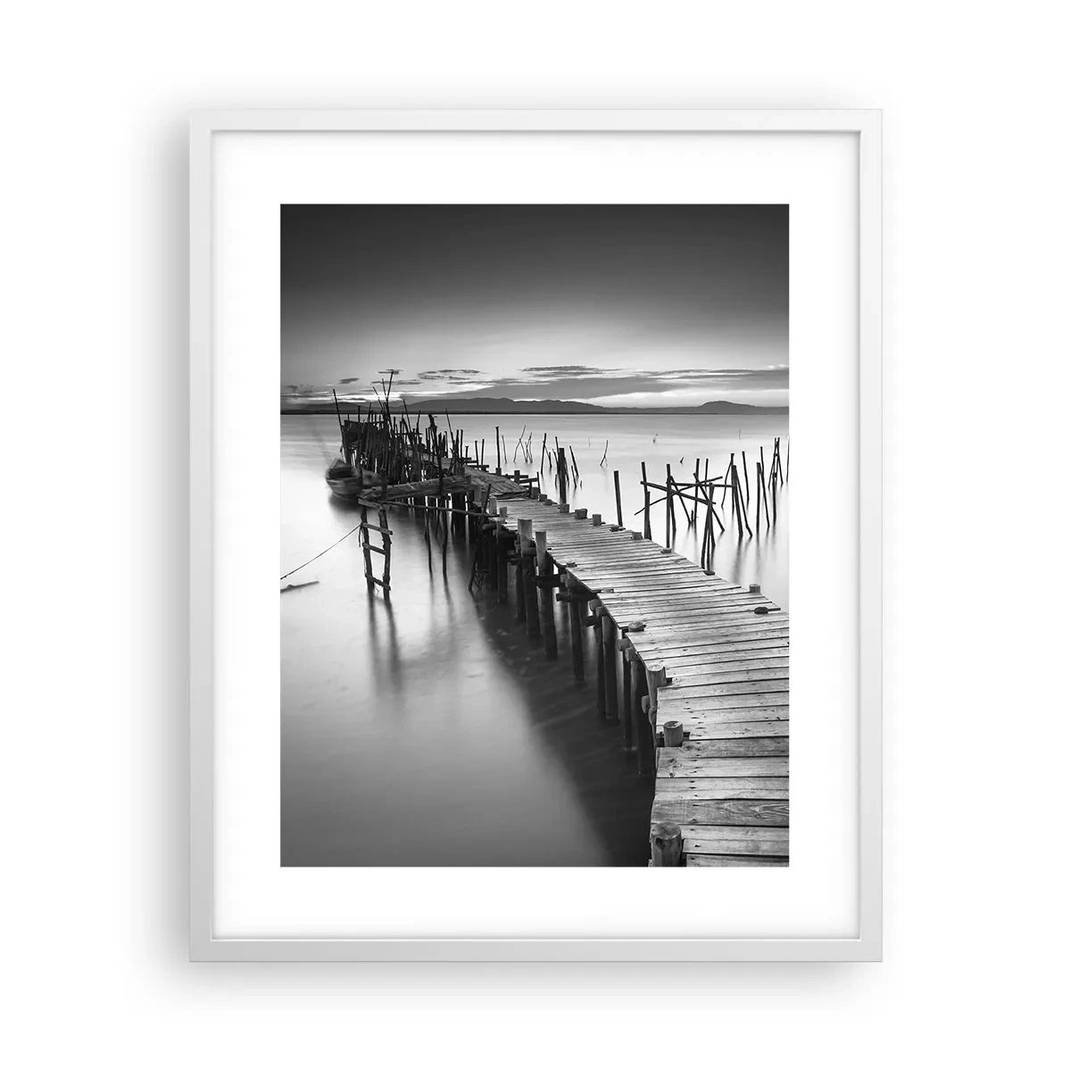 Plakat i hvid ramme - Stilheden fra en glemt kyst - 40x50 cm