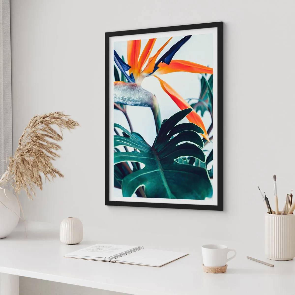 Plakat i sort ramme - Nærbillede af en strelitzia-blomst omgivet af grønne blade - 50x70cm - Fuglebur - Moderne vægdekoration til stue og soveværelse ARTTOR