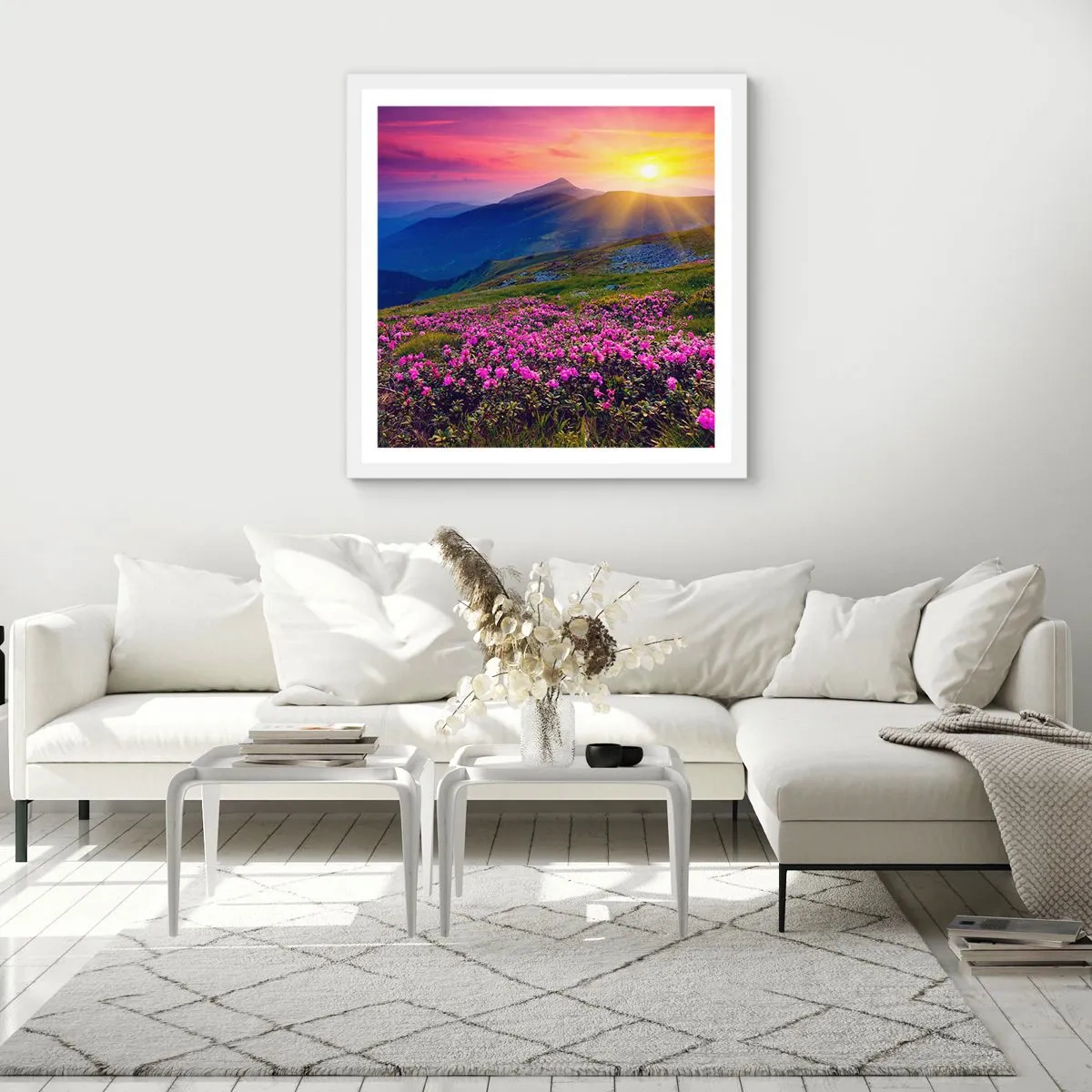 Plakat i hvid ramme - ... Og rundt omkring dufter det af fyrretræer og krydderurter - 40x40 cm