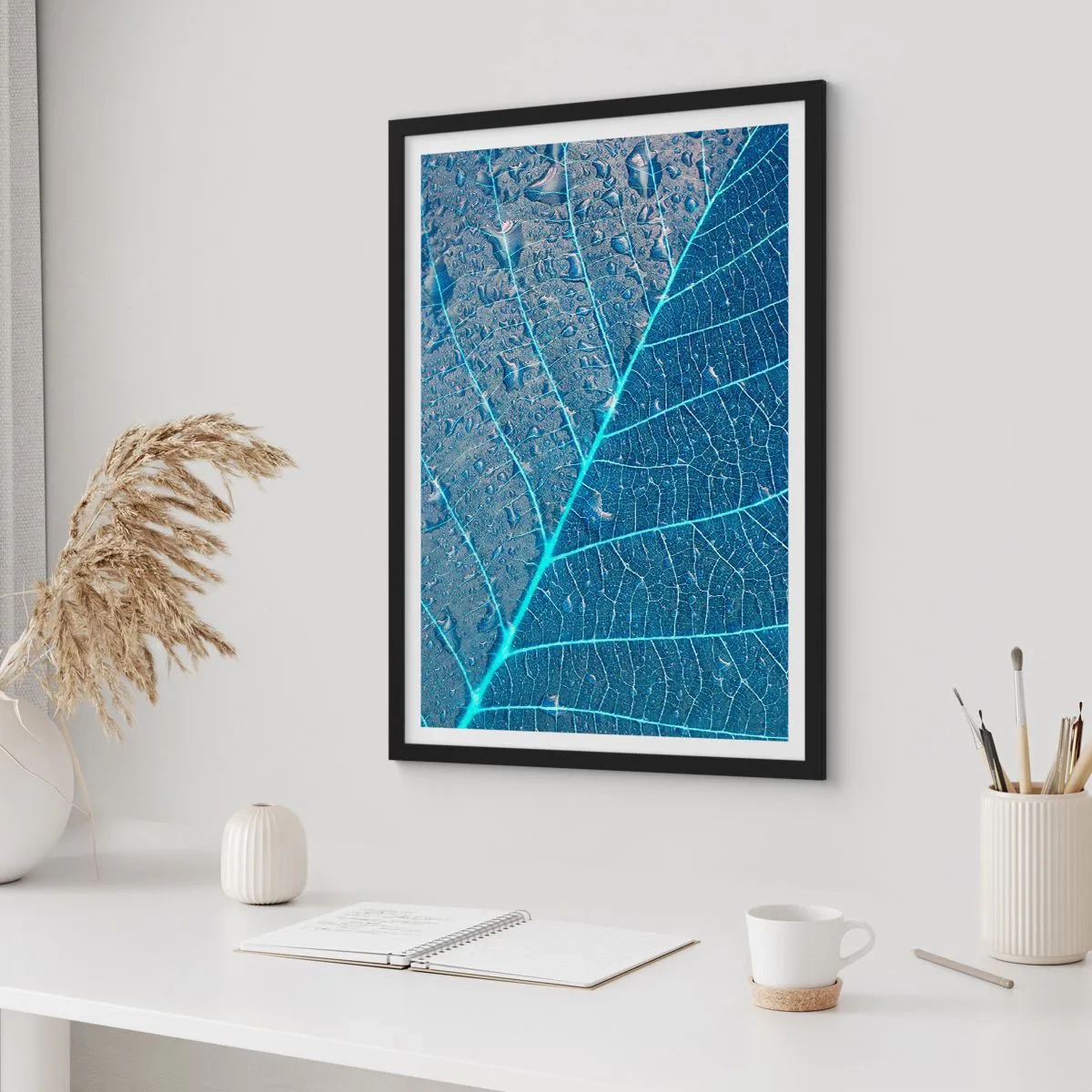 Plakat i sort ramme - Nærbillede af et blad i blå nuancer - 50x70cm - Livet i det blå - Moderne vægdekoration til stue og soveværelse ARTTOR