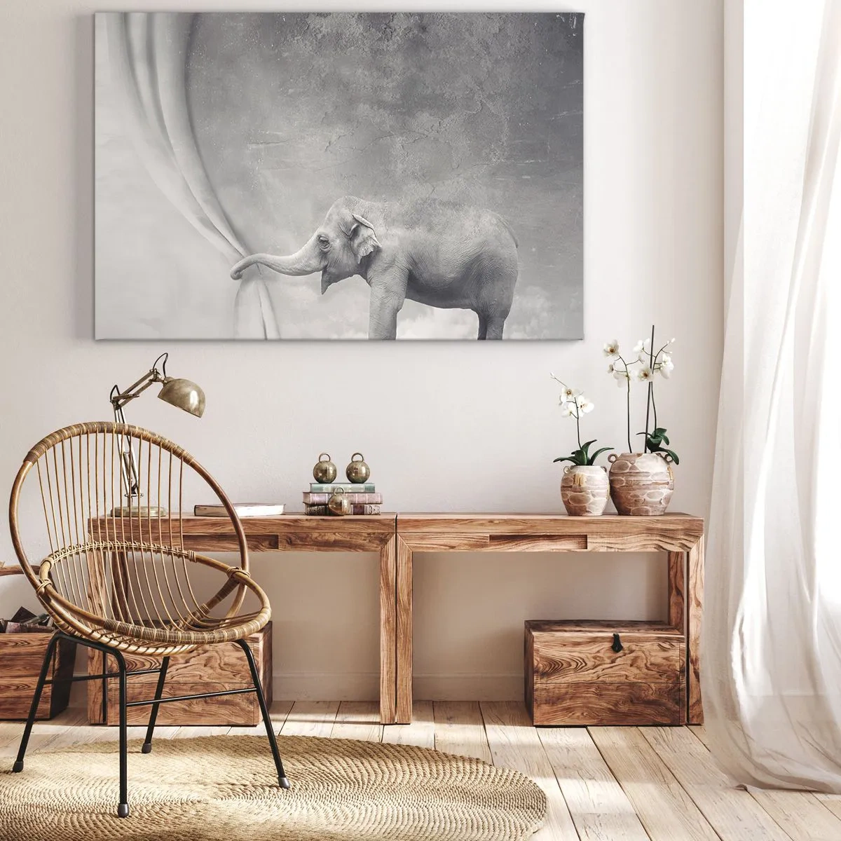 Lærredstryk - Billede på lærred - En elefant, der trækker gardinet fra i et surrealistisk sort-hvidt billede - 70x50cm - Afslør hemmeligheden - Moderne vægdekoration til stue og soveværelse ARTTOR