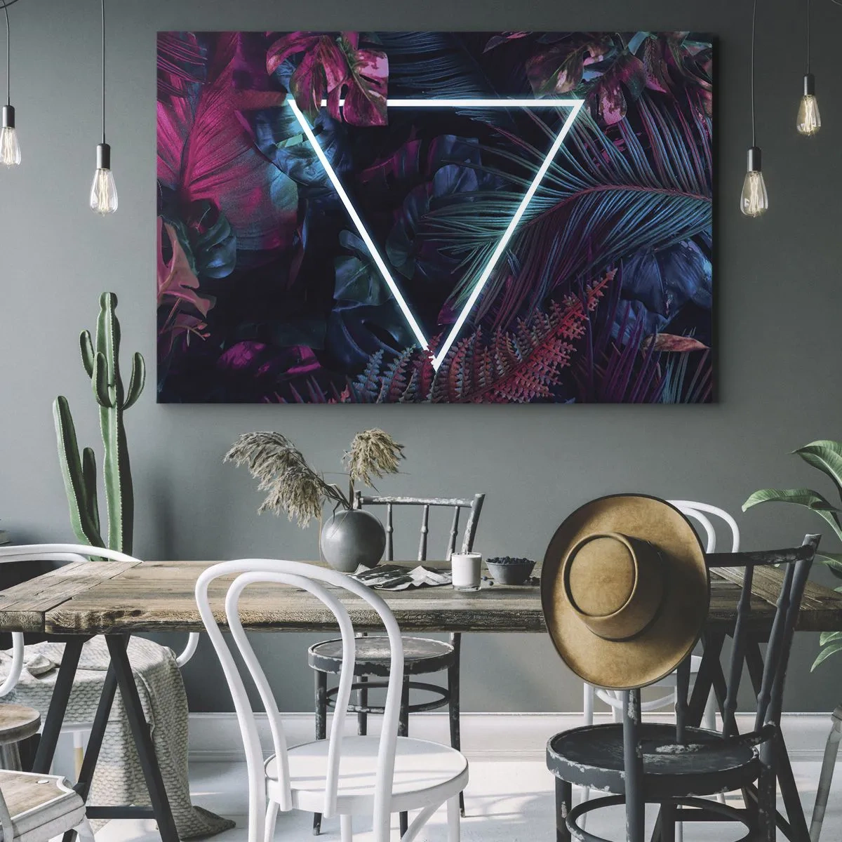Lærredstryk - Billede på lærred - En neontrekant omgivet af tropiske blade i mørke farver. - 70x50cm - Have i disco-stil - Moderne vægdekoration til stue og soveværelse ARTTOR