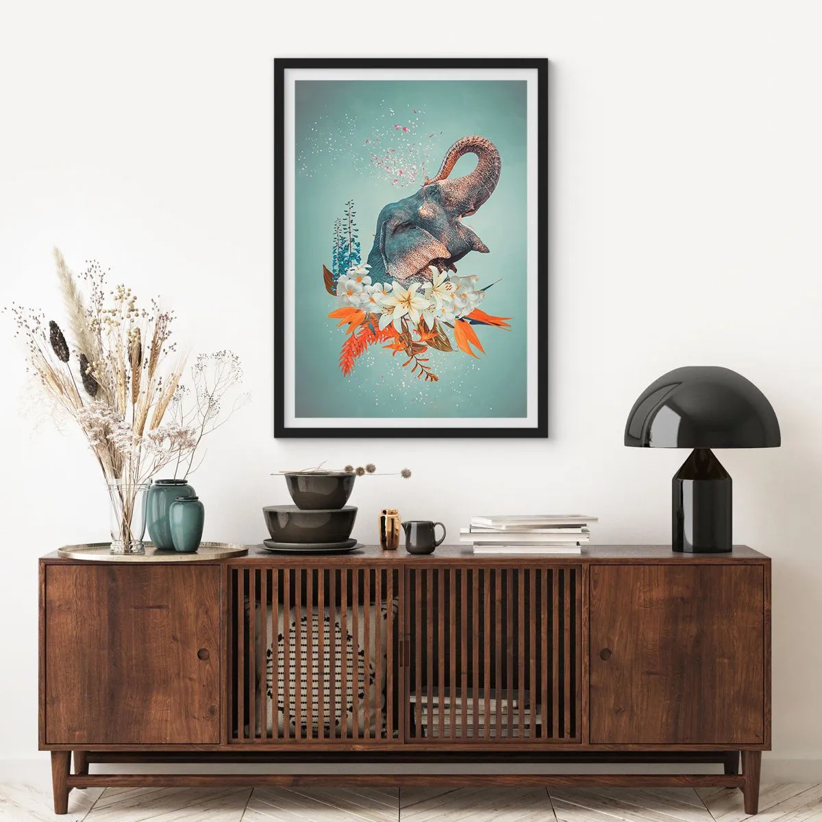 Plakat i sort ramme - En elefant blandt blomster i en surrealistisk komposition - 50x70cm - Brøl af glæde - Moderne vægdekoration til stue og soveværelse ARTTOR