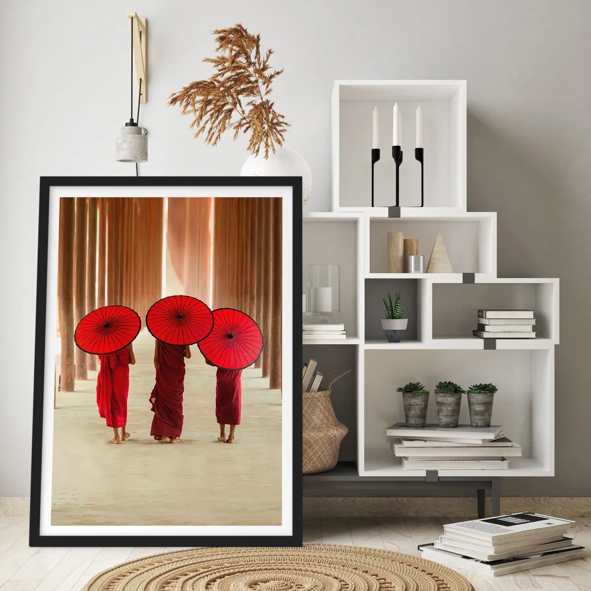 Plakat i sort ramme - Munke med røde paraplyer i tempelkorridorerne - 50x70cm - På vej til det rene land - Moderne vægdekoration til stue og soveværelse ARTTOR