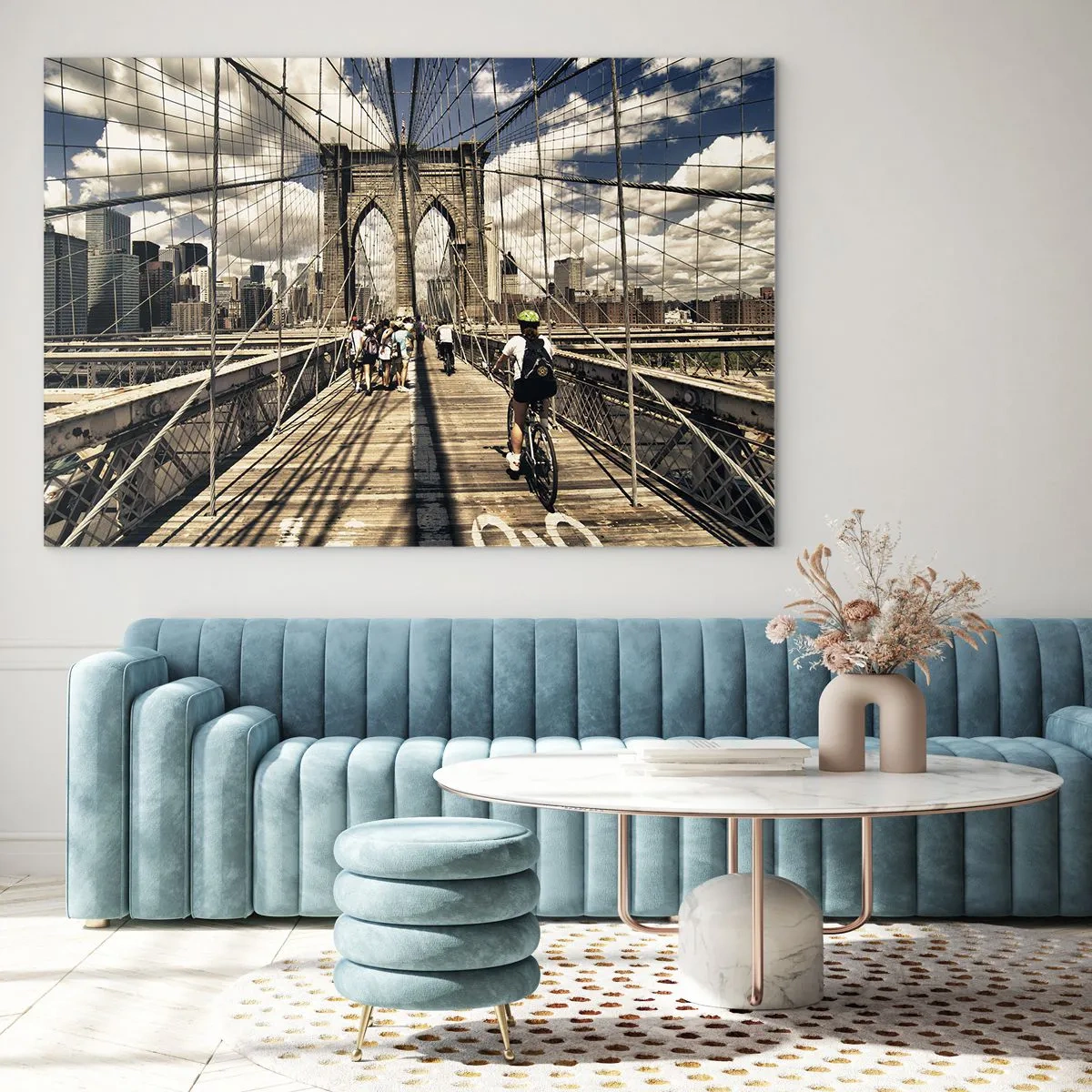 Billede på glas - Brooklyn Bridge på en solskinsdag med fodgængere og cyklister - 70x50cm - Lige til hjertet af byen - Moderne vægdekoration til stue og soveværelse ARTTOR