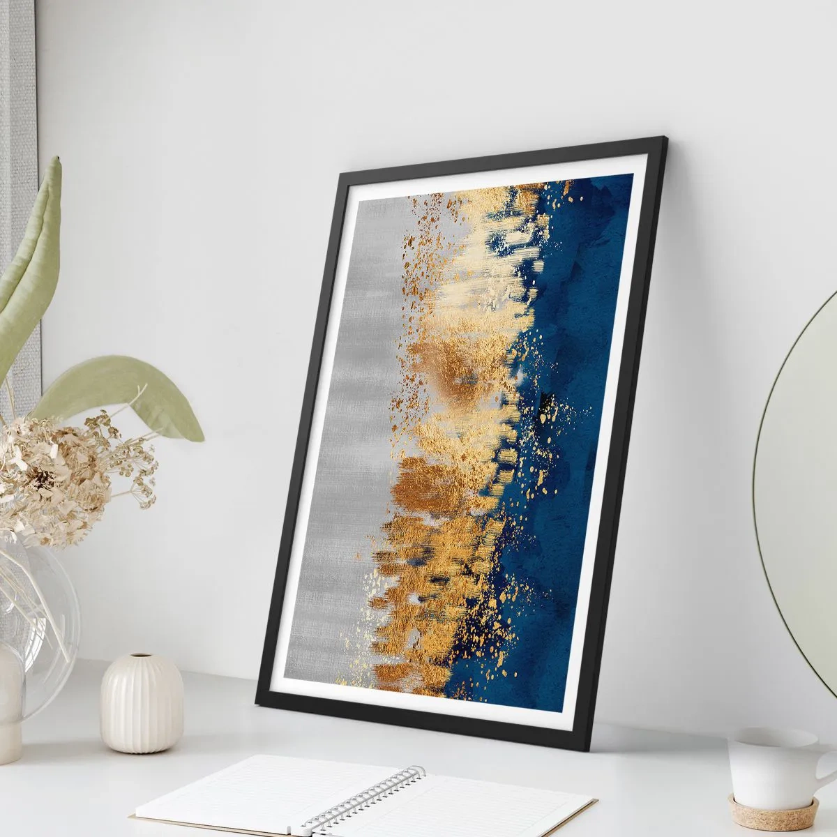 Plakat i sort ramme - En abstrakt komposition i nuancer af marineblå, guld og sølv - 50x70cm - Moderne komposition med gnist - Moderne vægdekoration til stue og soveværelse ARTTOR